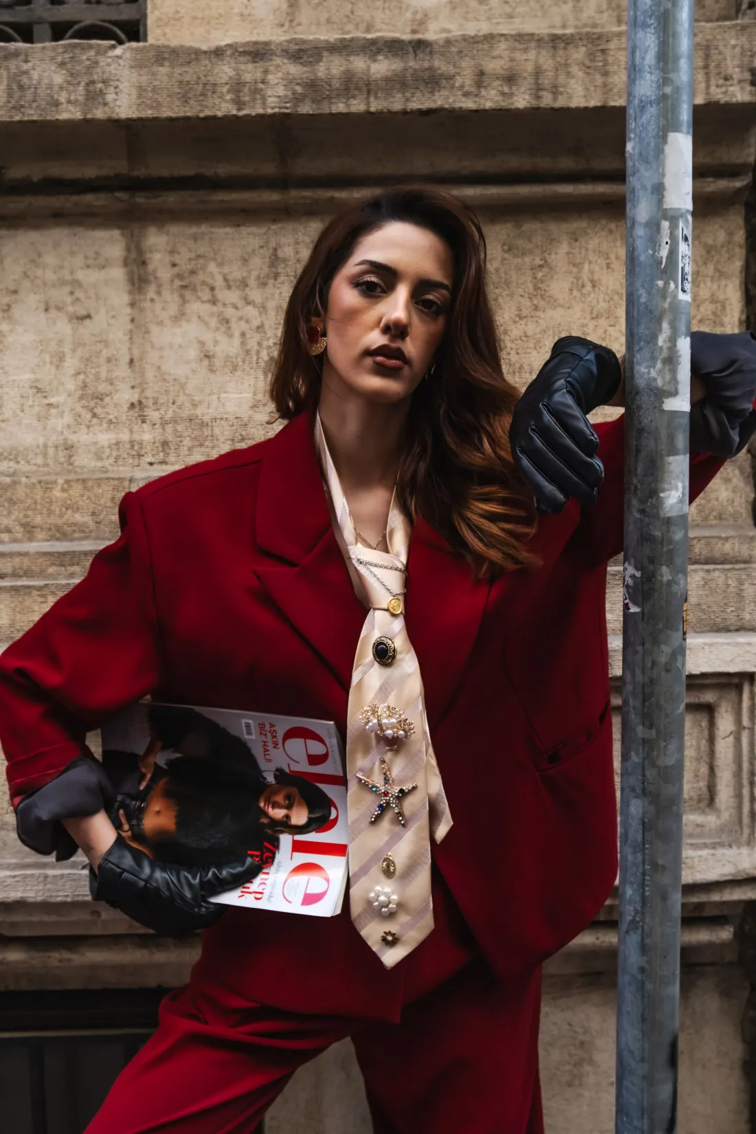 Mannequin en tailleur rouge posant en extérieur