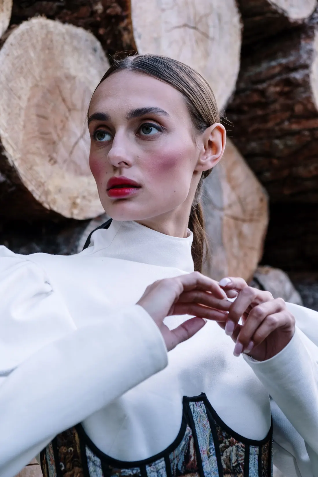Mannequin en tenue blanche, lumière de studio