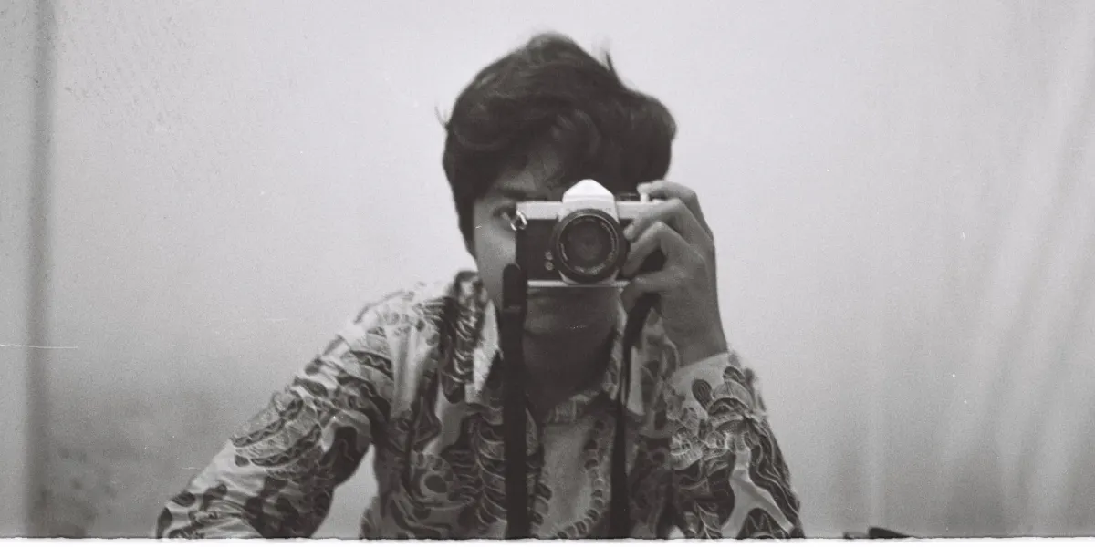 Autoportrait au miroir, appareil devant le visage, noir et blanc