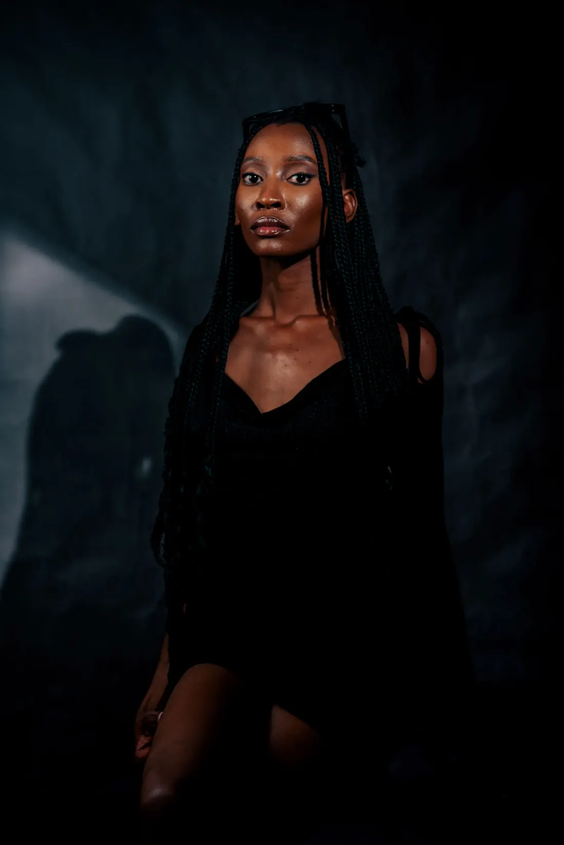 Portrait en robe noire sur fond gris profond