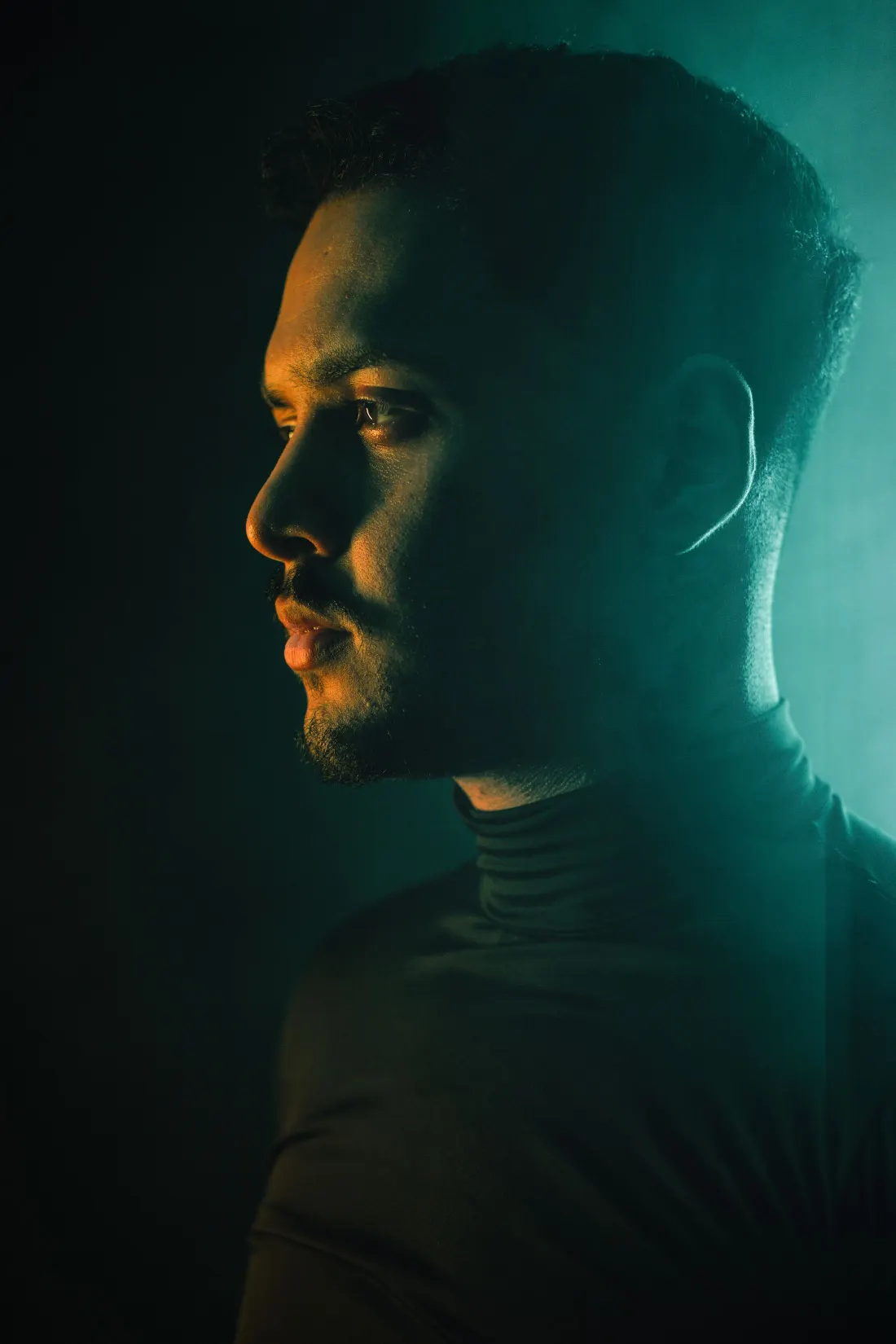 Portrait d’homme en lumière verte de contre-jour