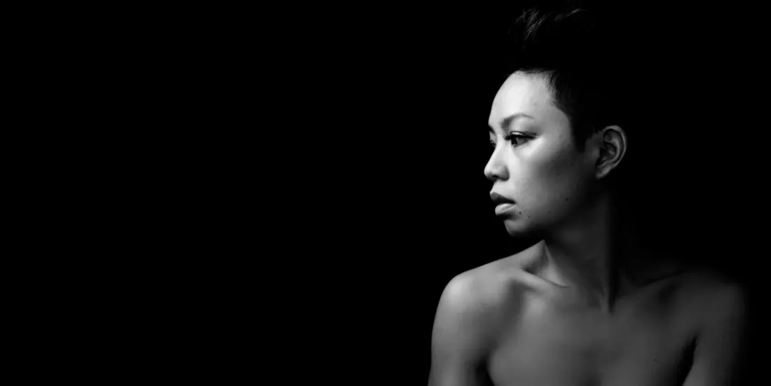 Portrait de profil en noir et blanc sur fond sombre