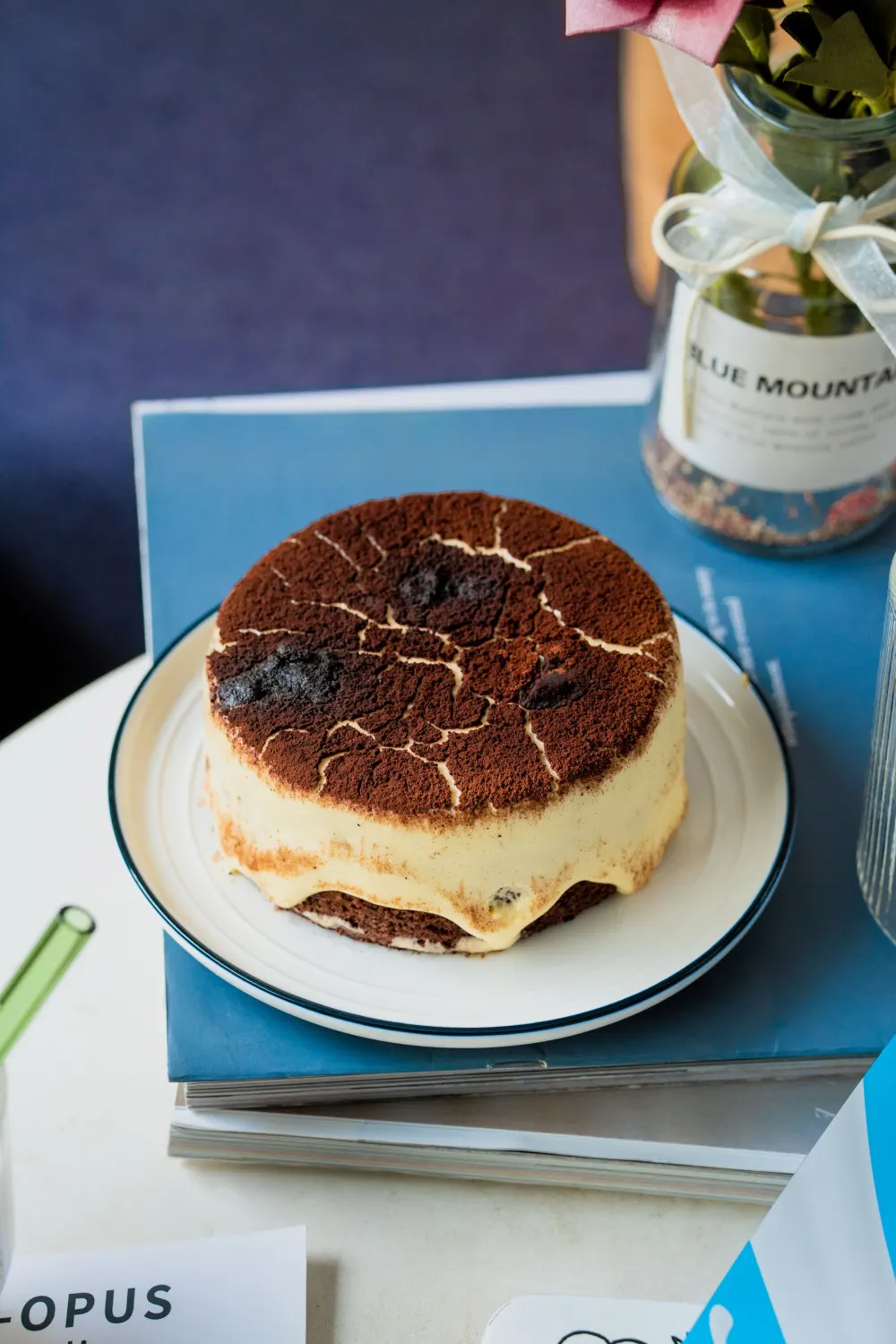 Tiramisù au chocolat sur une table