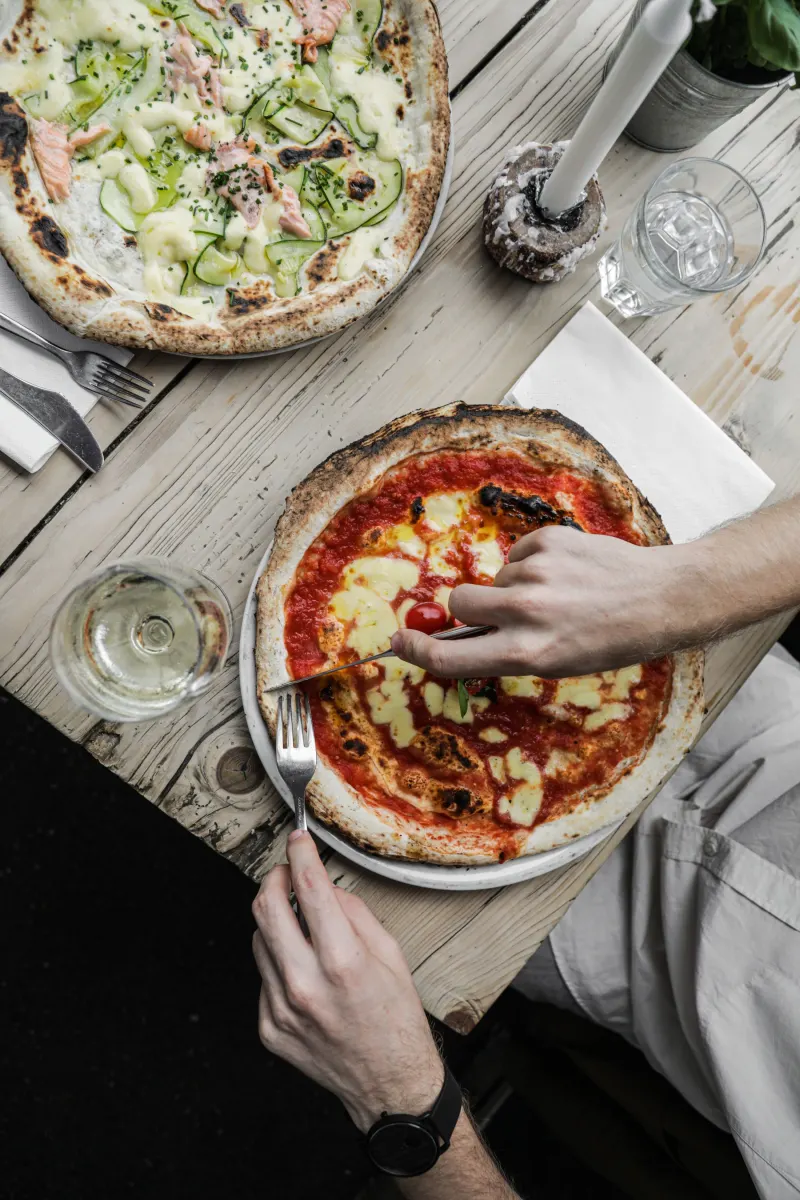 Deux pizzas découpées vues de dessus