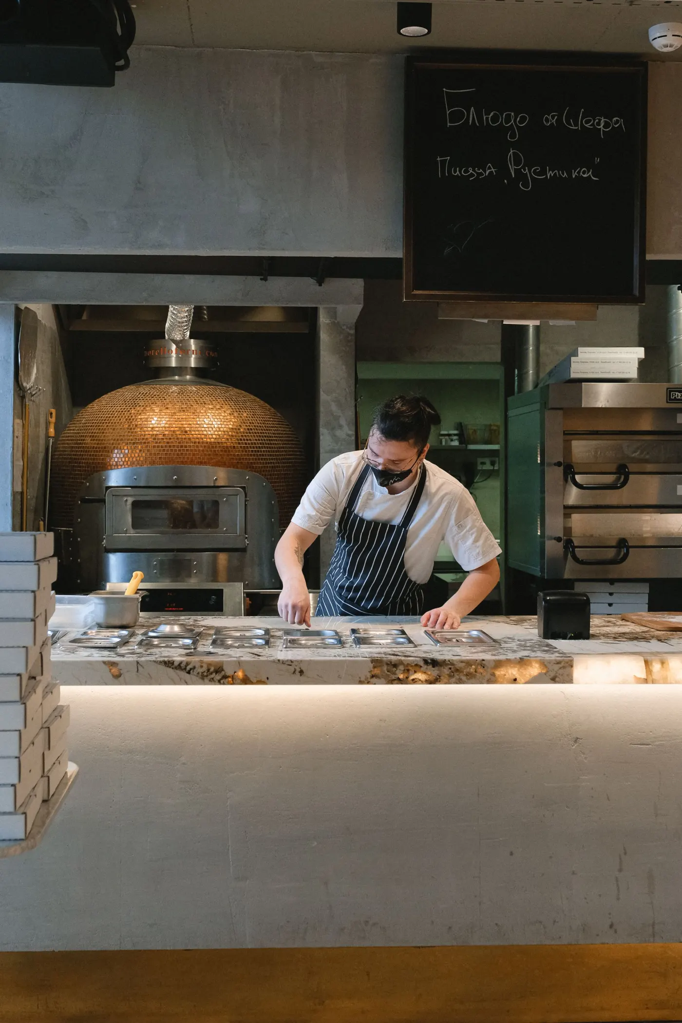 Comptoir avec les pizzas prêtes à partir