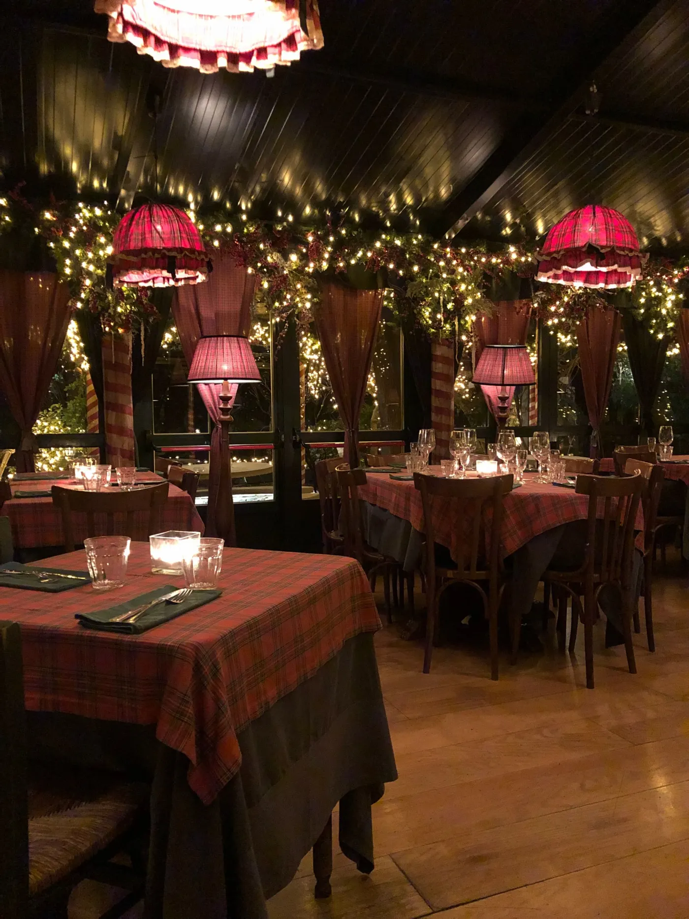 Salle du soir, tables dressées et lumières chaudes