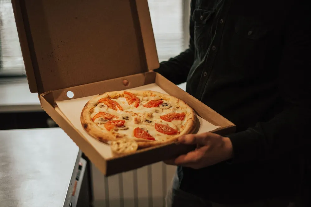 Carton ouvert avec une pizza prête à emporter