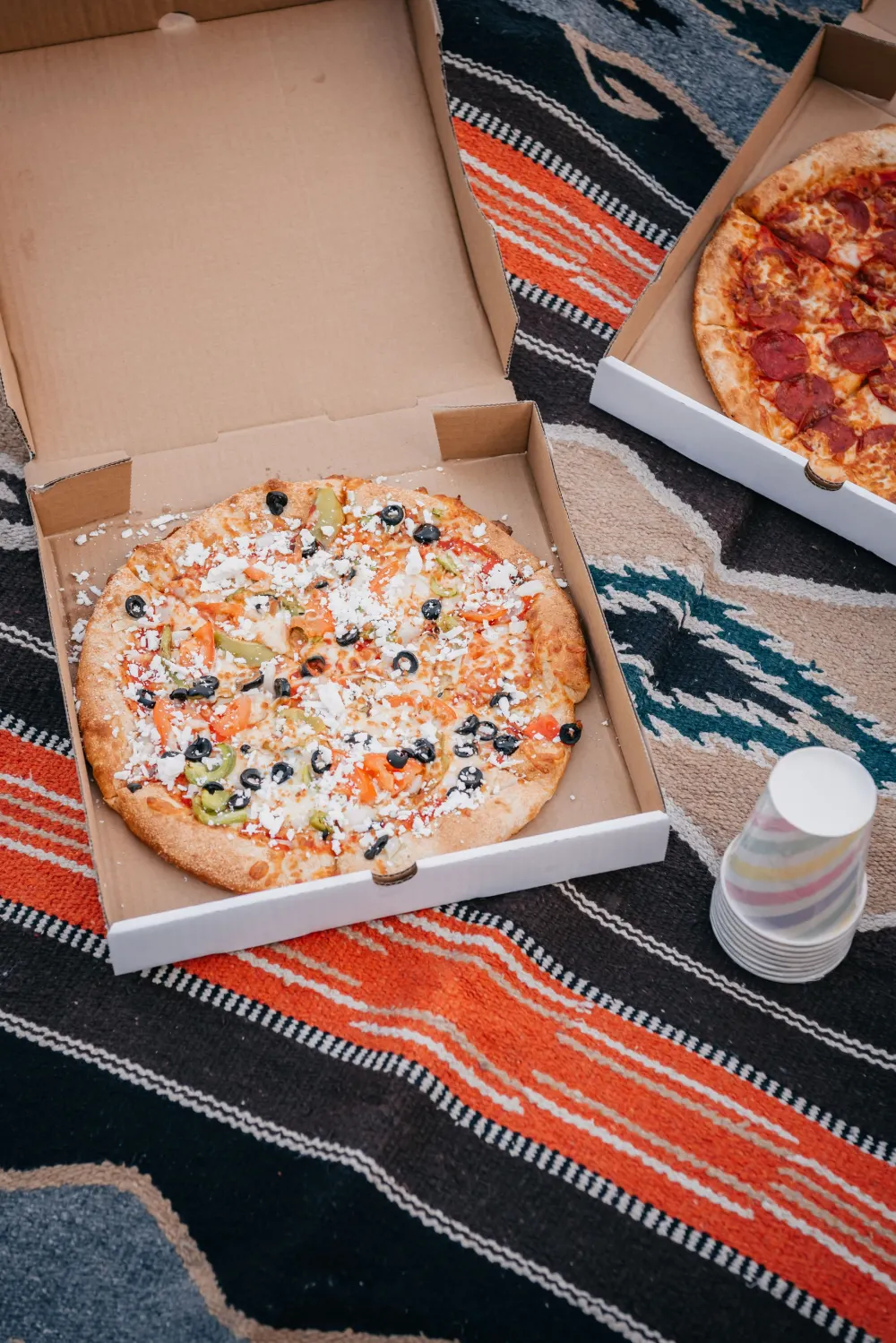 Cartons de pizza empilés prêts pour la livraison