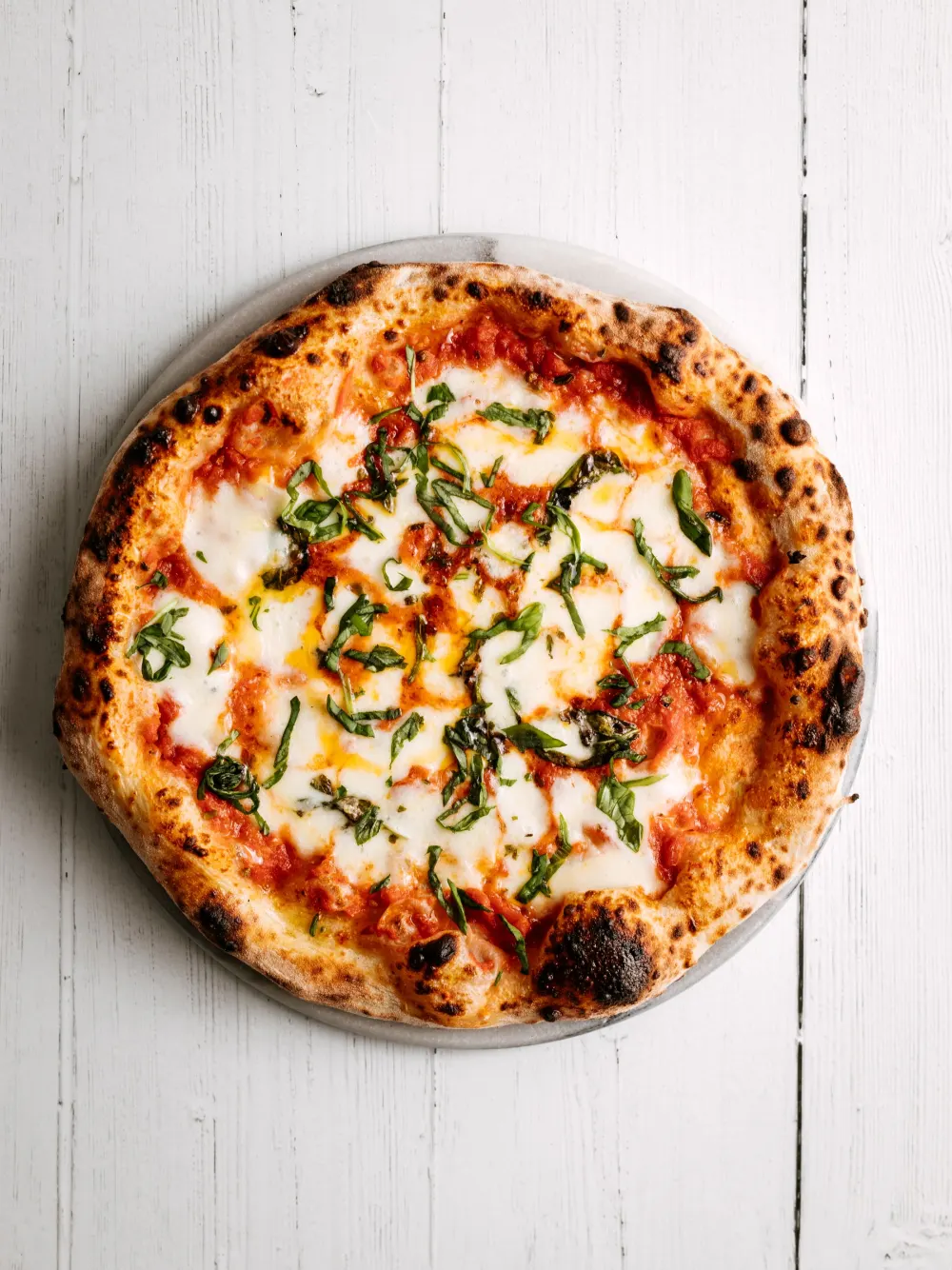 Pizza margherita vue de dessus, tomate, mozzarella et basilic