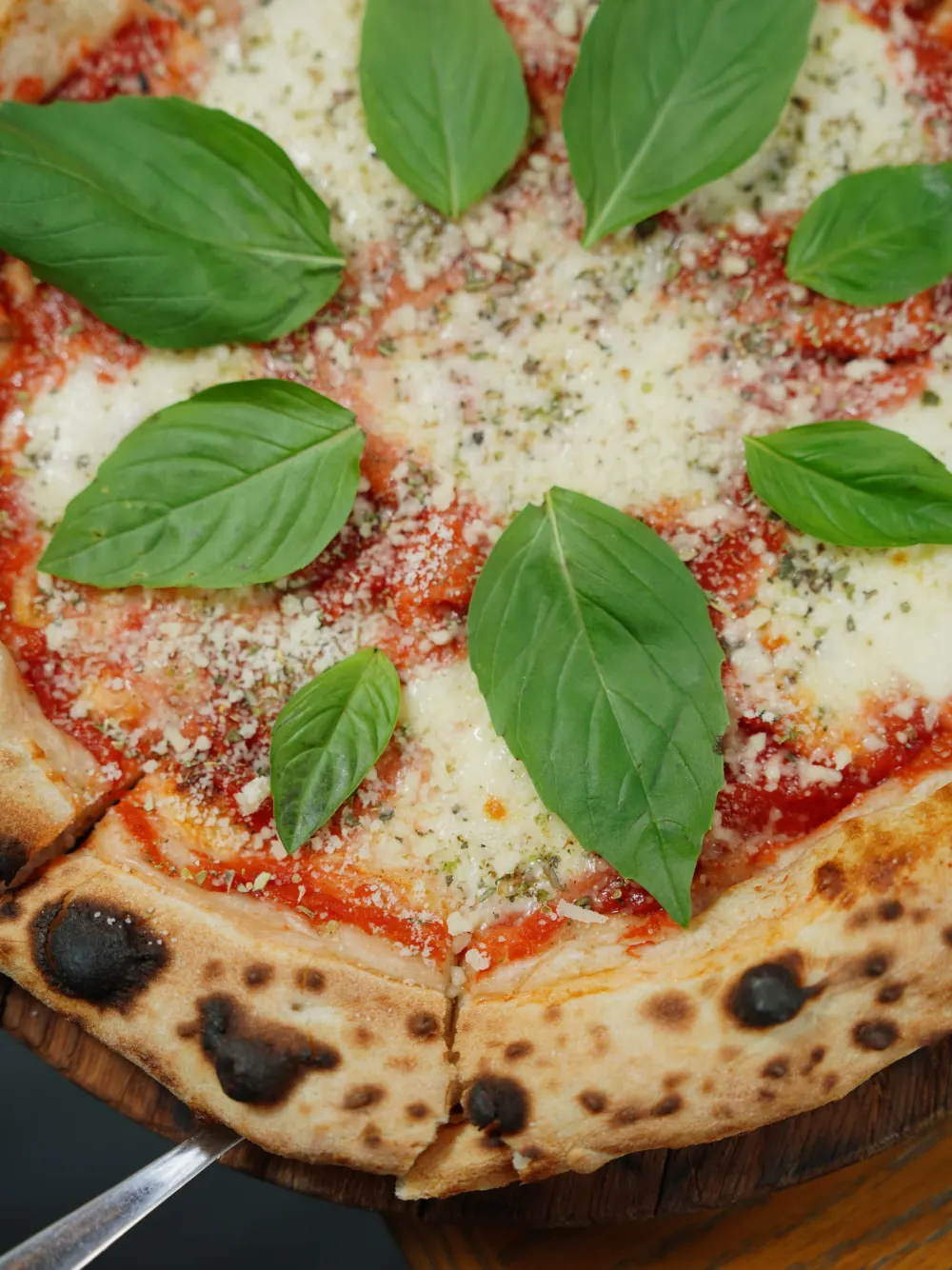 Pizza napolitaine au bord épais avec basilic et mozzarella