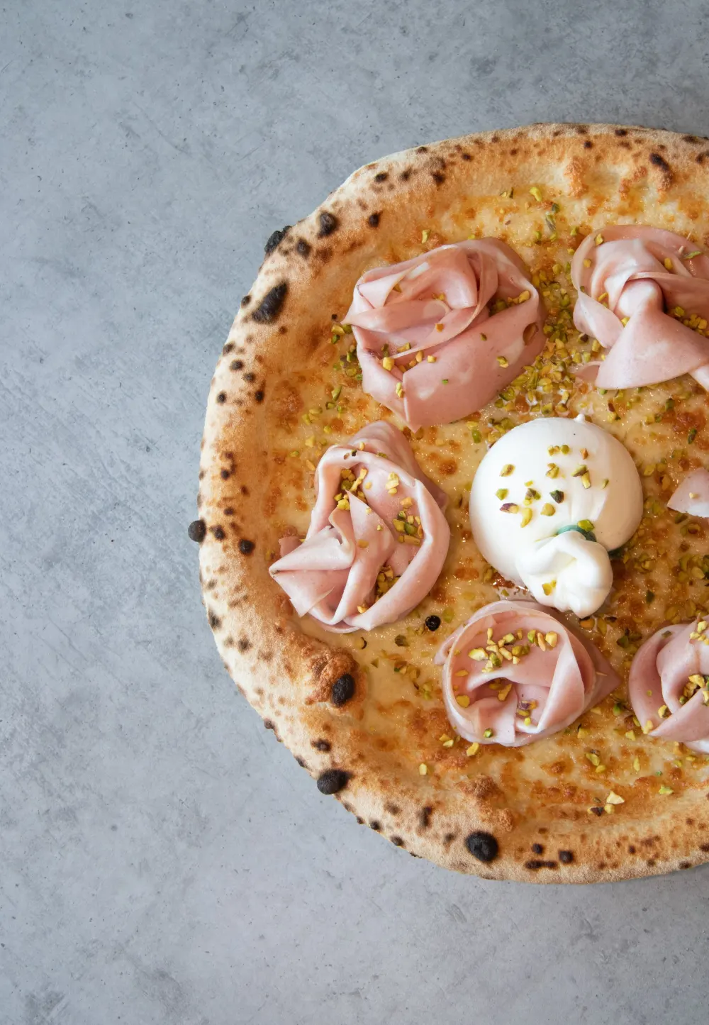 Pizza à la mortadelle, burrata et éclats de pistache