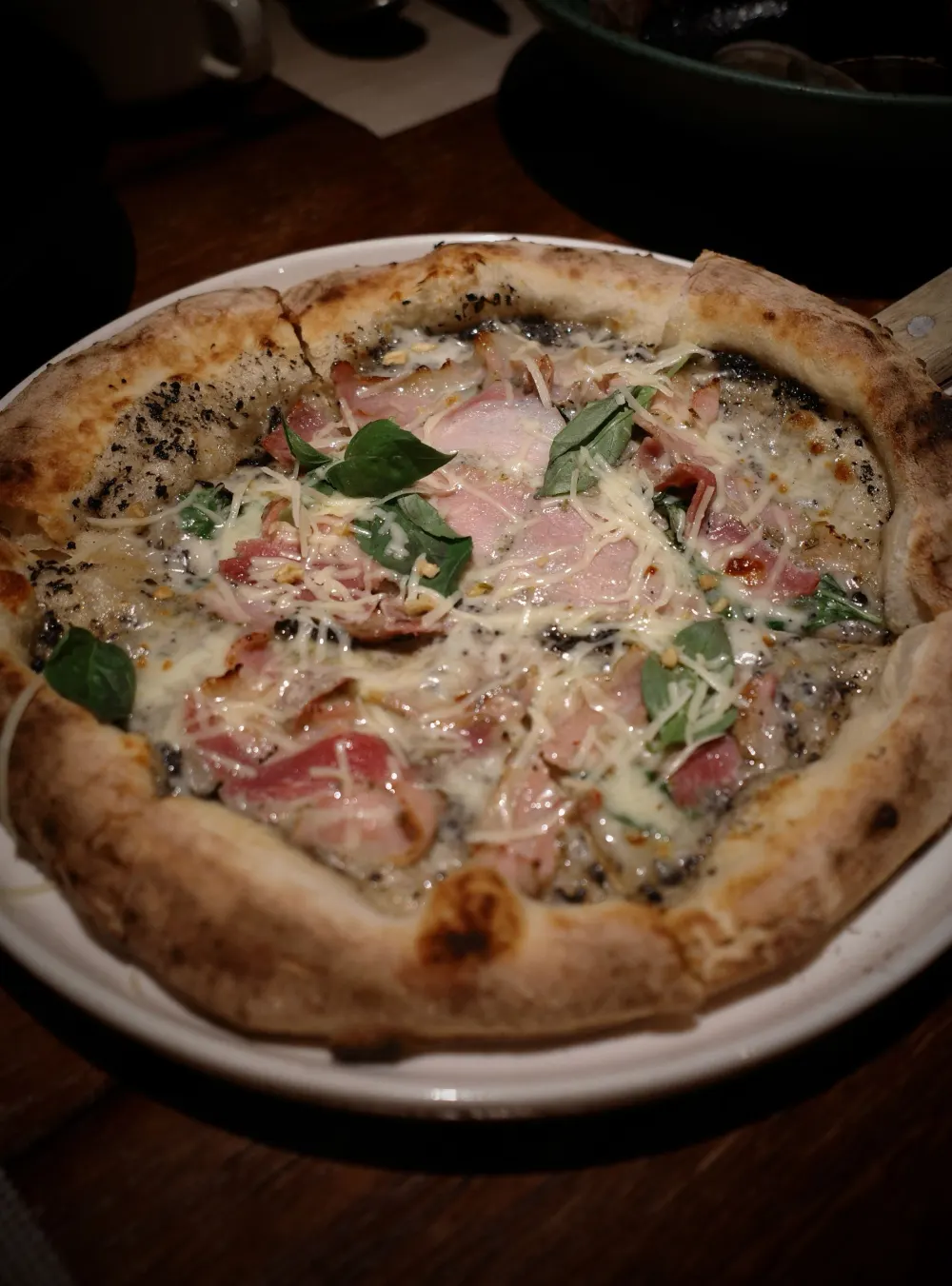Pizza au jambon cru et roquette