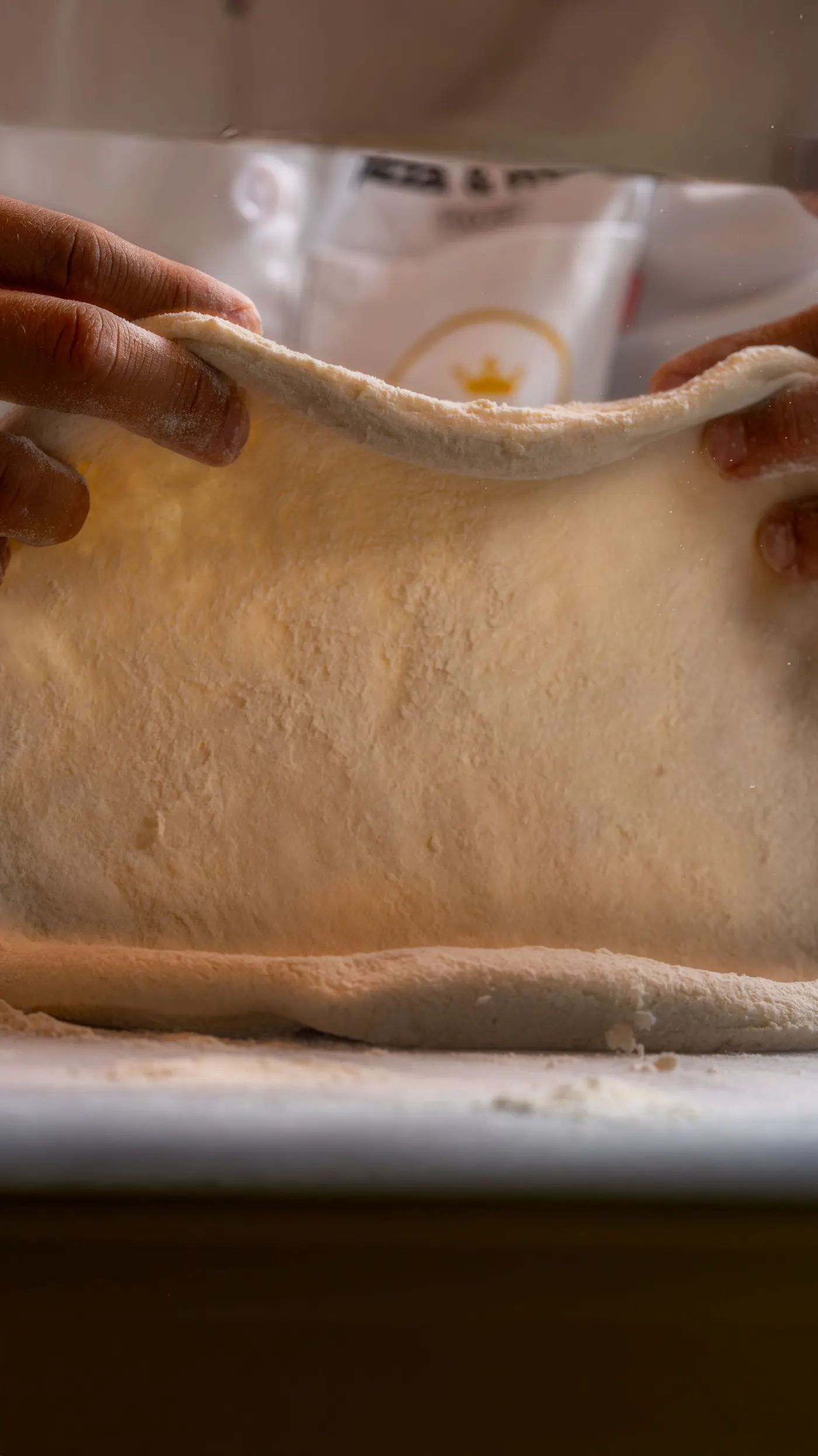 Pâton étiré à la main avant d’être garni