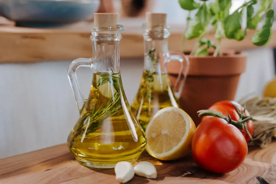 Bouteilles d’huile d’olive avec citron et ail