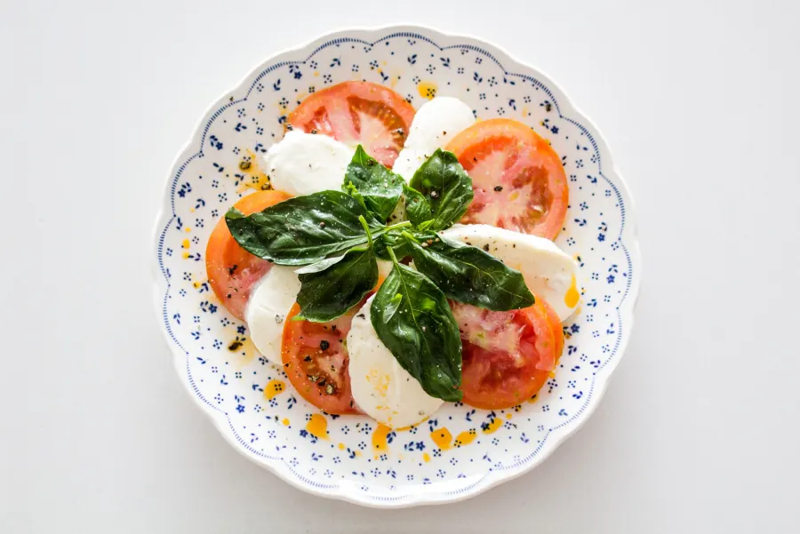 Assiette de mozzarella, tomates et basilic