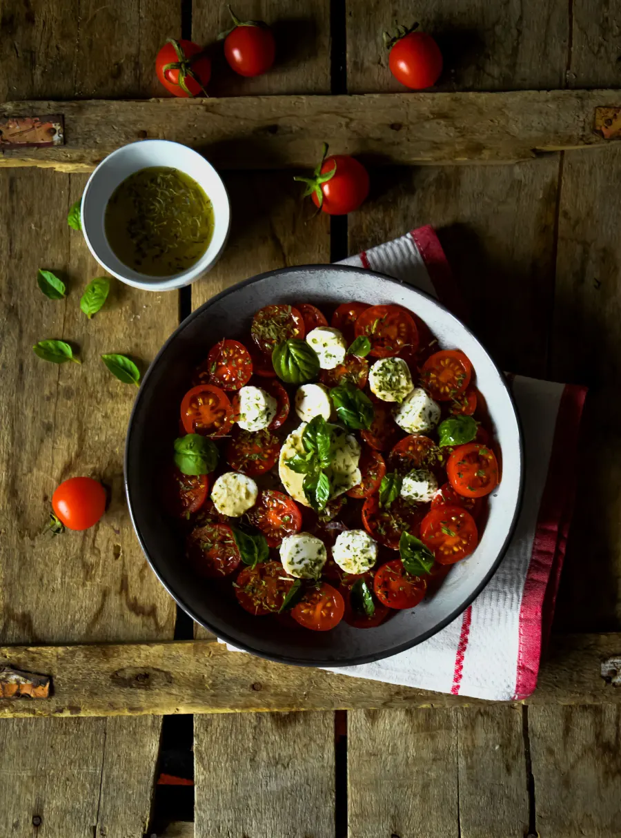 Tomates cerises et mozzarella dans un bol sur une table en bois
