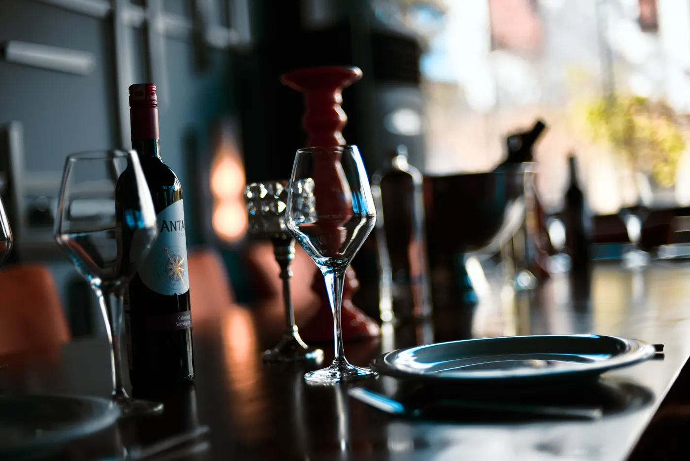 Bouteilles de vin et verres sur une table de la salle