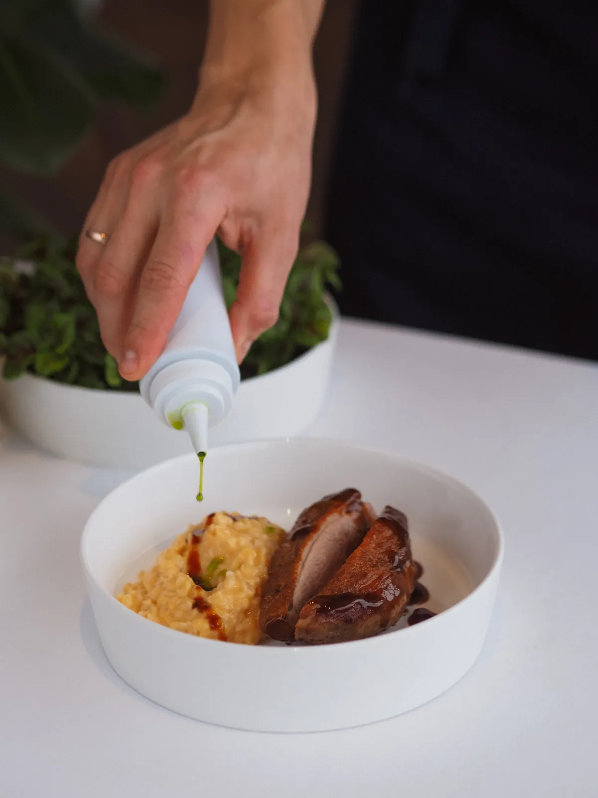 Une sauce versée sur une assiette
