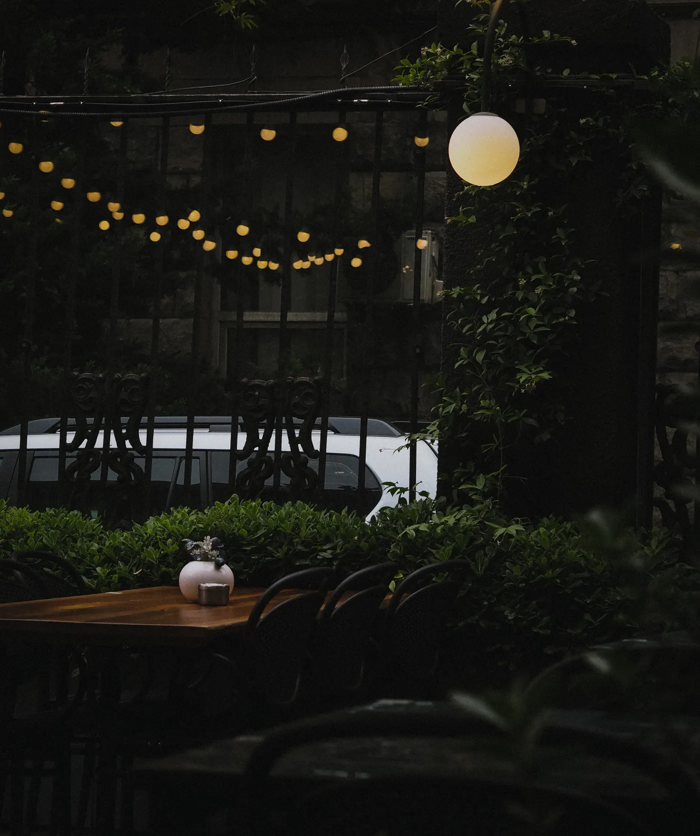 La terrasse le soir sous les guirlandes