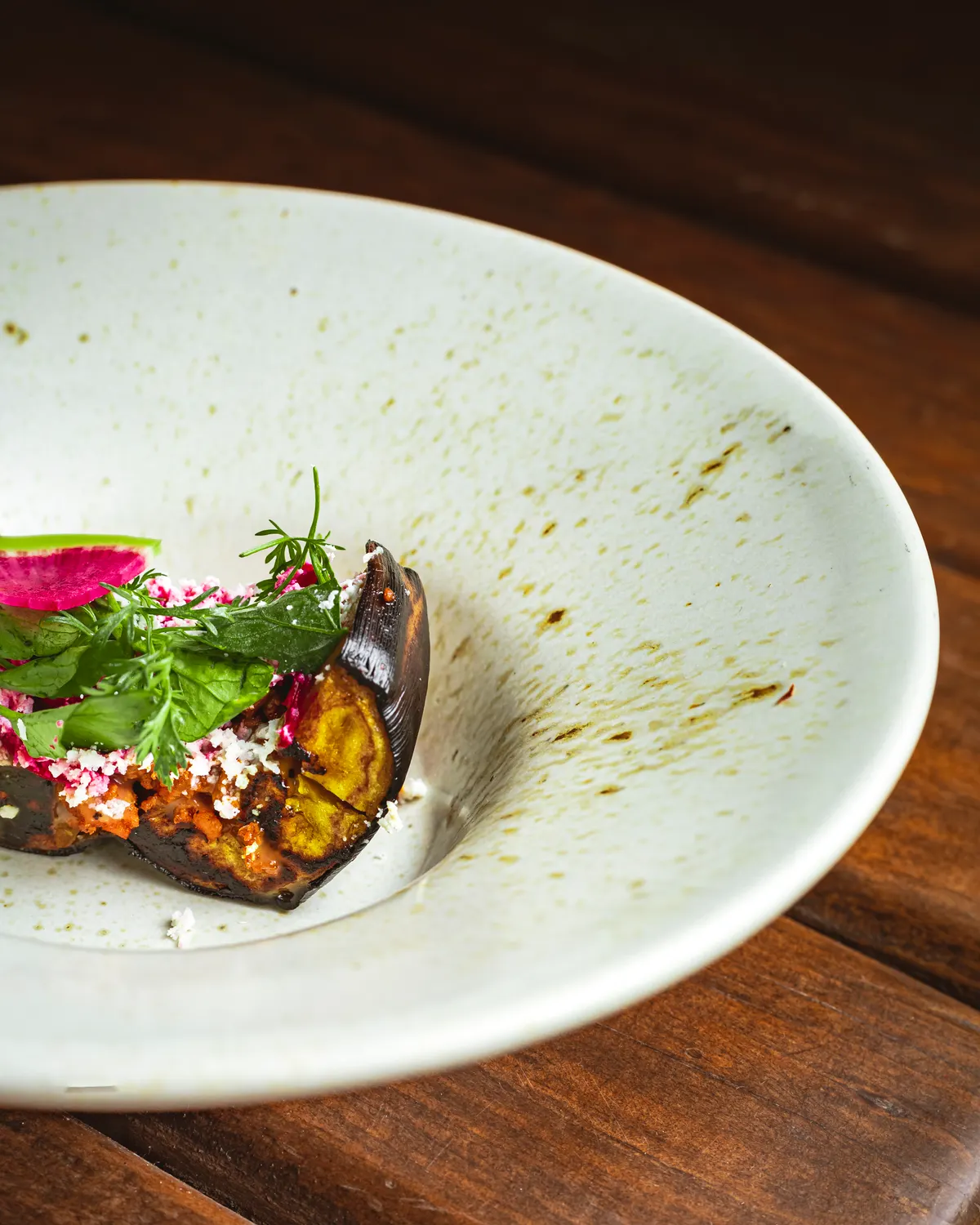 Aubergine rôtie au feu de bois, herbes et grenade