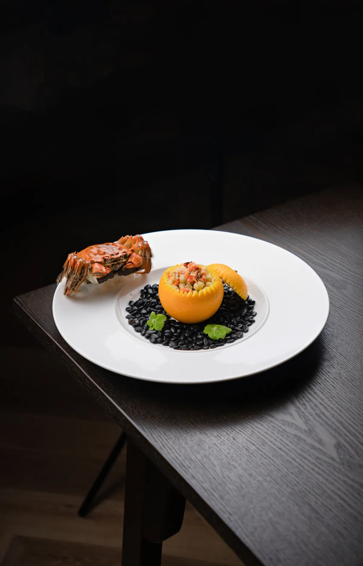 Poisson du jour dressé sur une assiette blanche