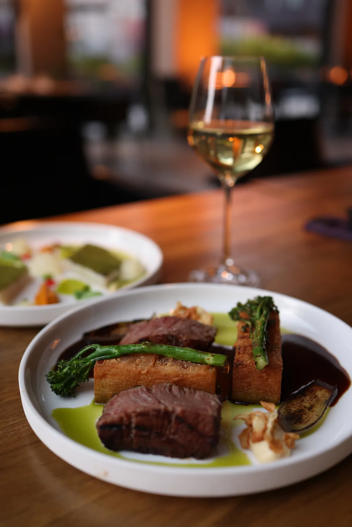 Joue de bœuf braisée servie avec un verre de vin