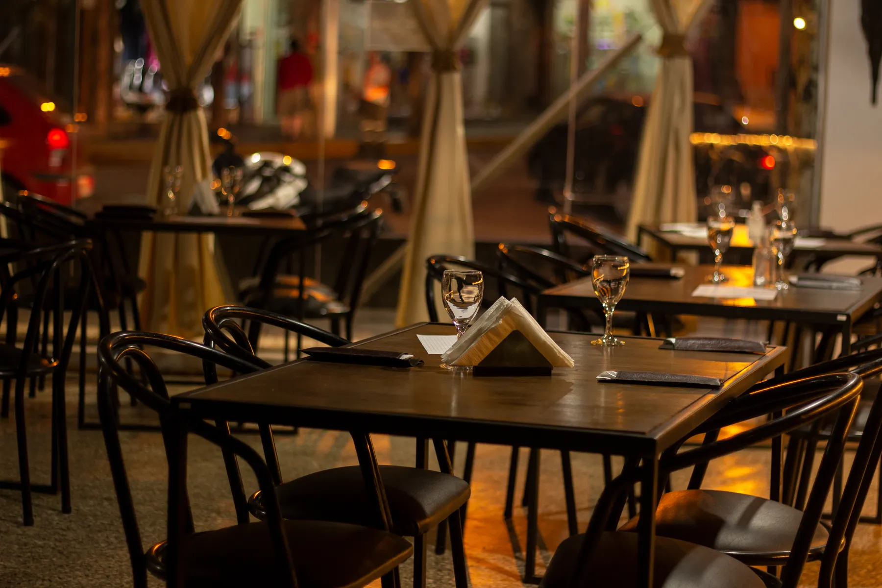 La salle du restaurant dans une lumière chaude