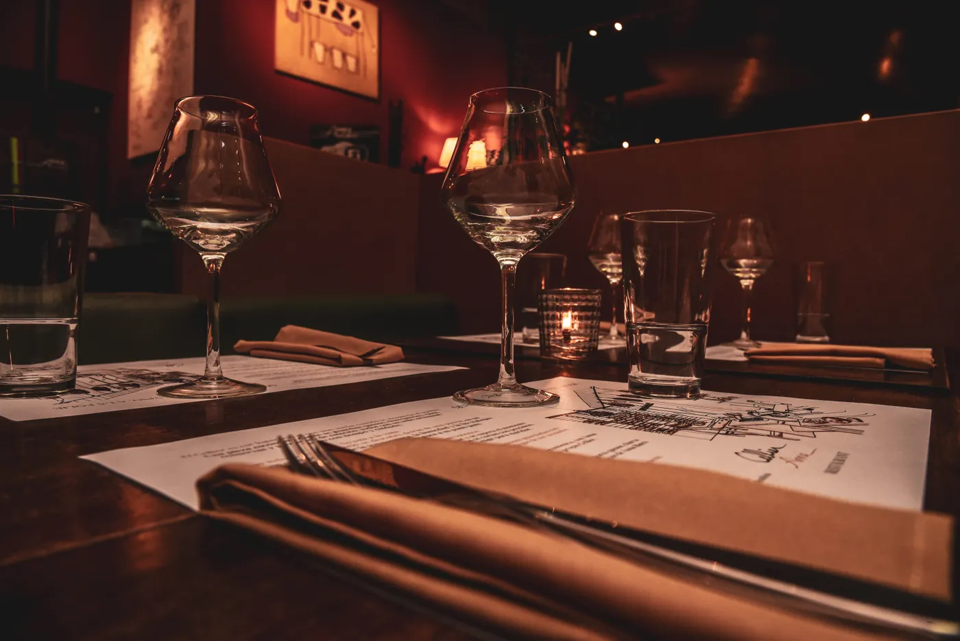 Détail d’une table dressée avec des verres