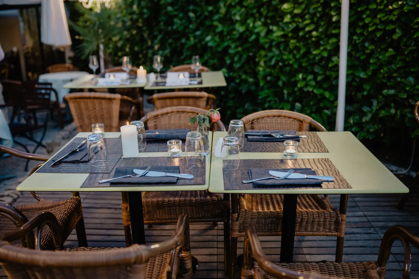 Tables de la terrasse éclairées aux bougies