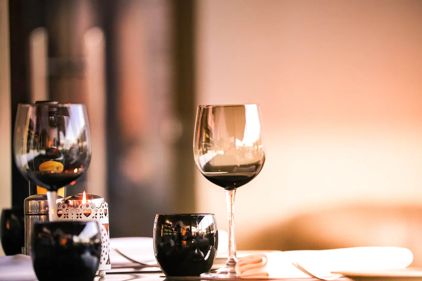 Verres de vin dans la lumière chaude de la salle