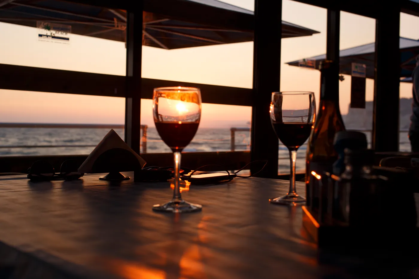 Deux verres de vin rouge au coucher du soleil