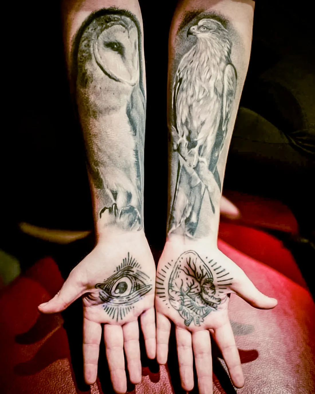 Chouette et faucon réalistes sur deux avant-bras, un œil tatoué dans chaque paume