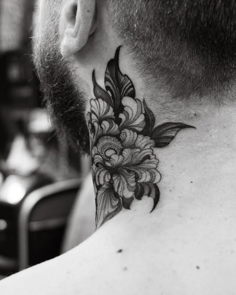 Composition florale sombre sur la nuque, noir et blanc