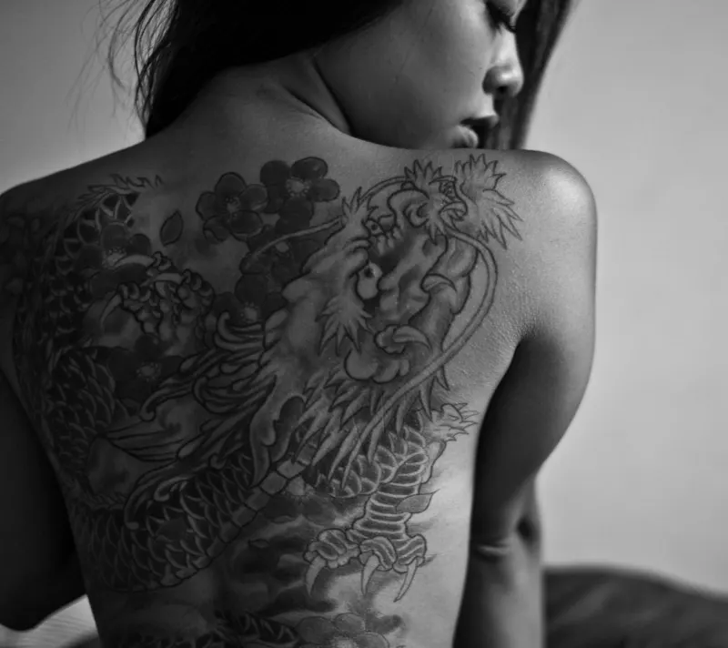 Dos de femme couvert d’un dragon, noir et blanc