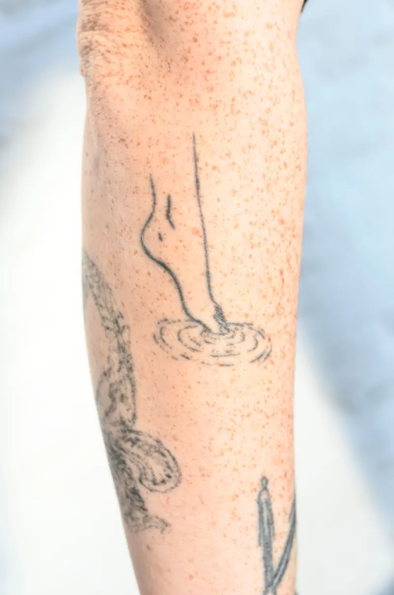 Pied qui touche l’eau en trait fin sur la jambe
