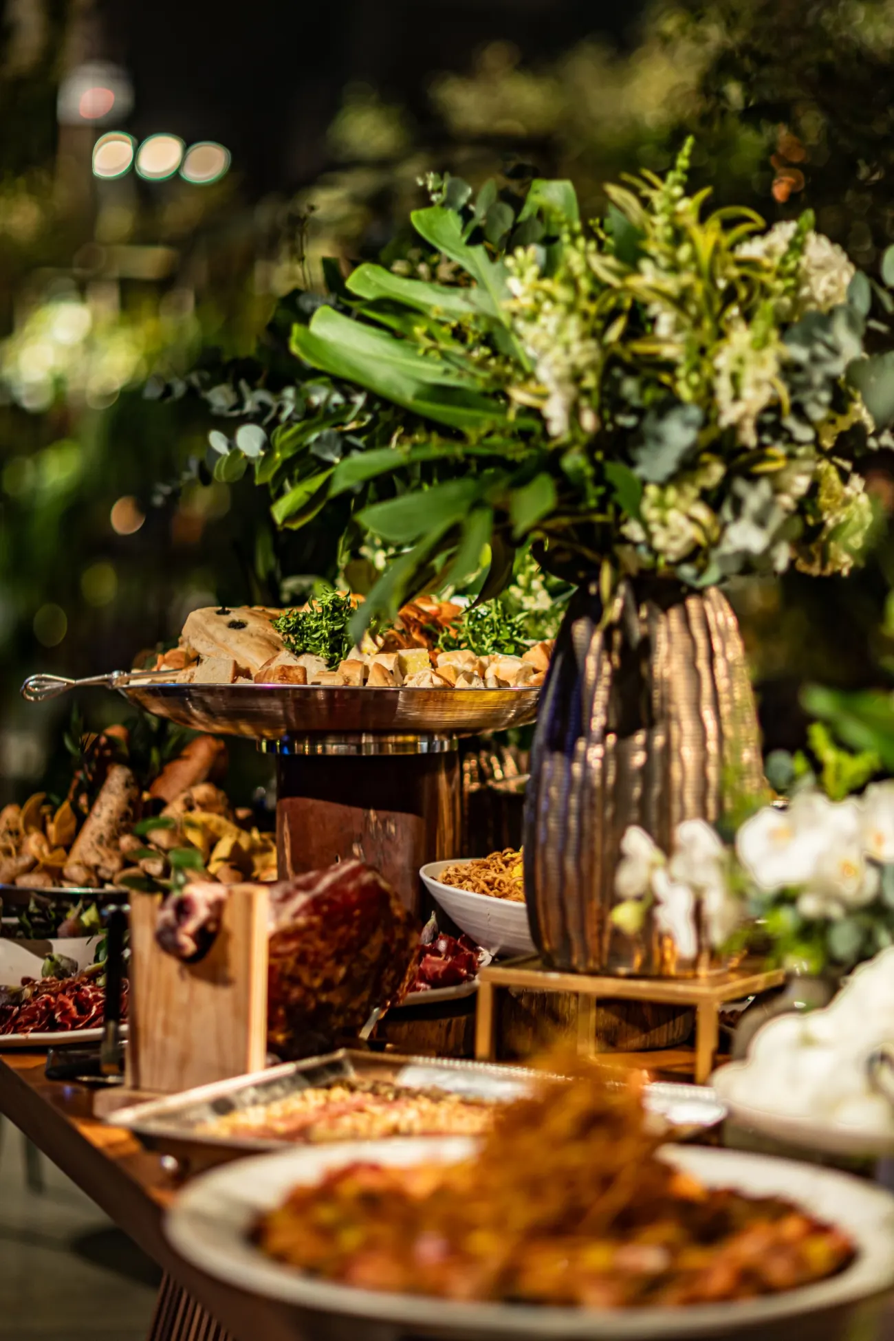 Buffet fleuri dressé pour une réception