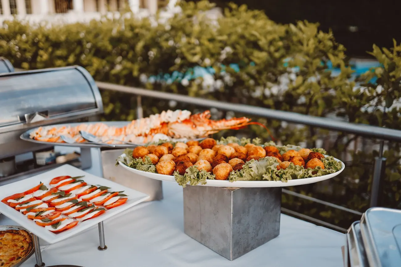 Buffet de fruits de mer avec langoustines et bouchées chaudes