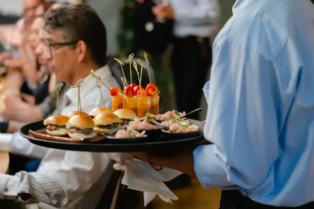 Plateau de bouchées présenté aux invités pendant un cocktail