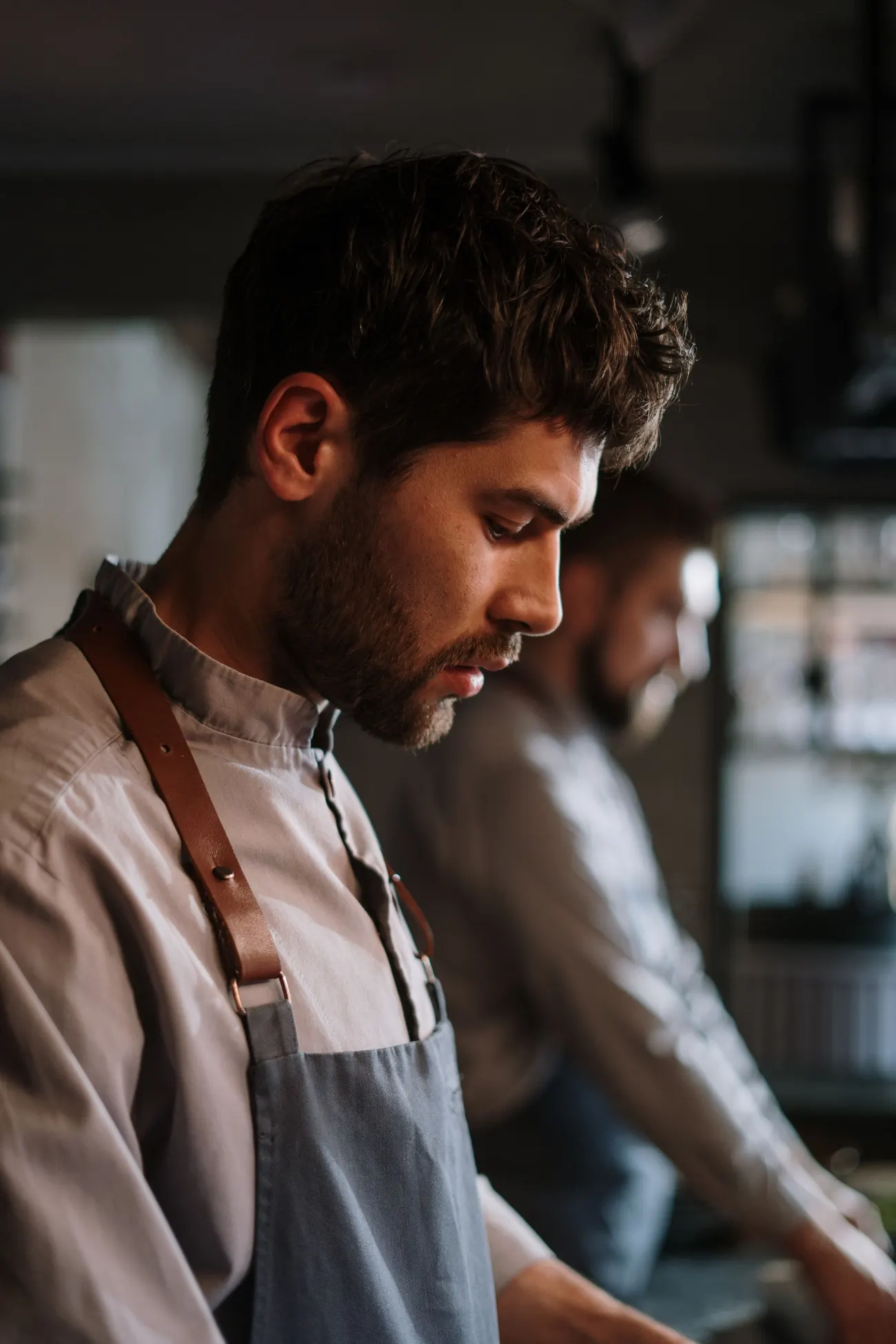 Le chef en cuisine, concentré sur un dressage