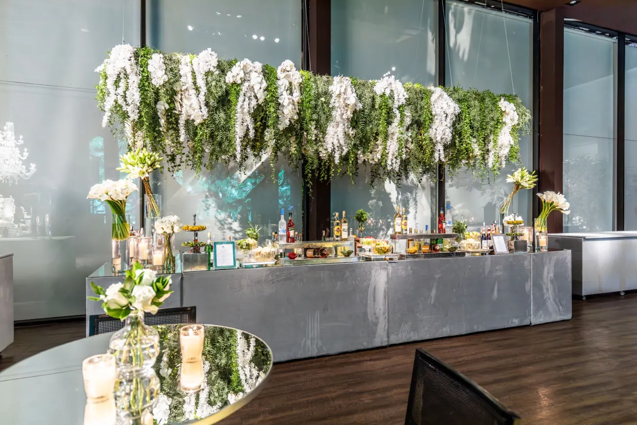 Buffet d’entreprise habillé de verdure, avec bar et présentoirs