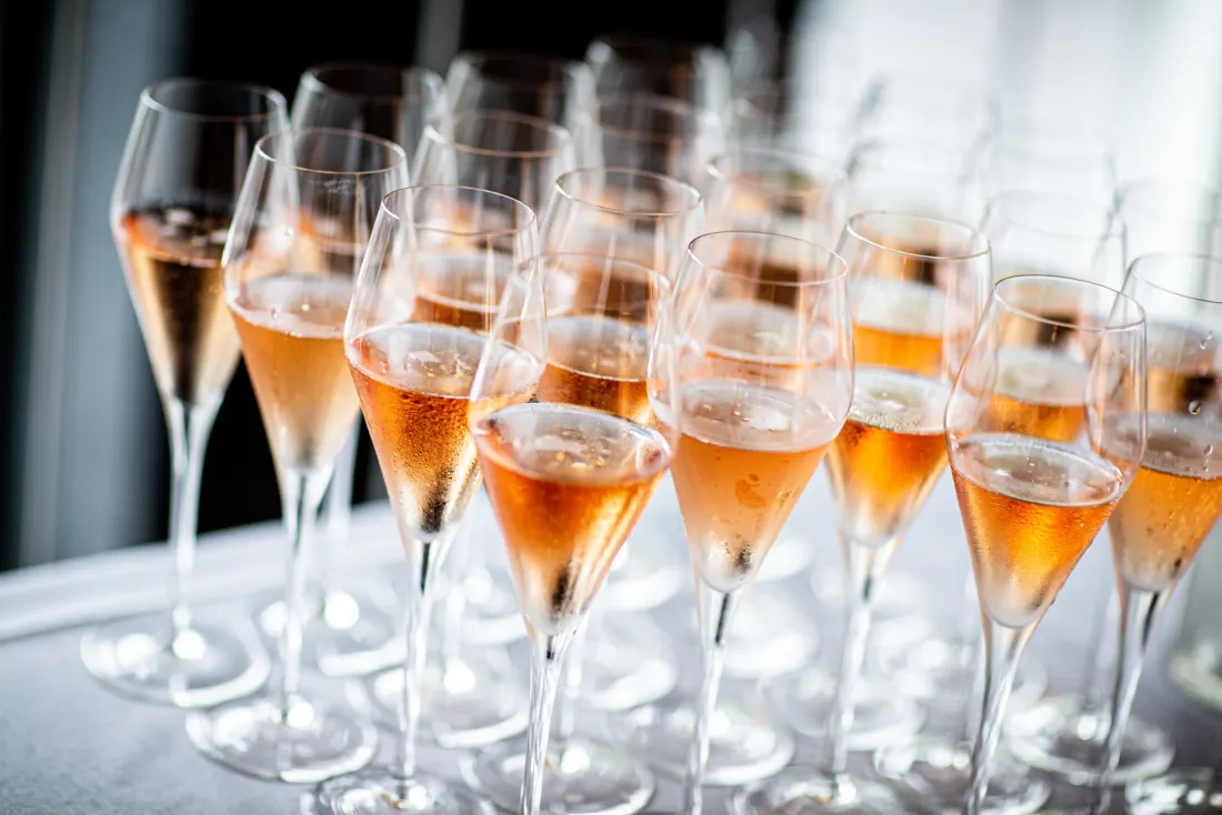 Coupes de champagne rosé alignées sur un plateau