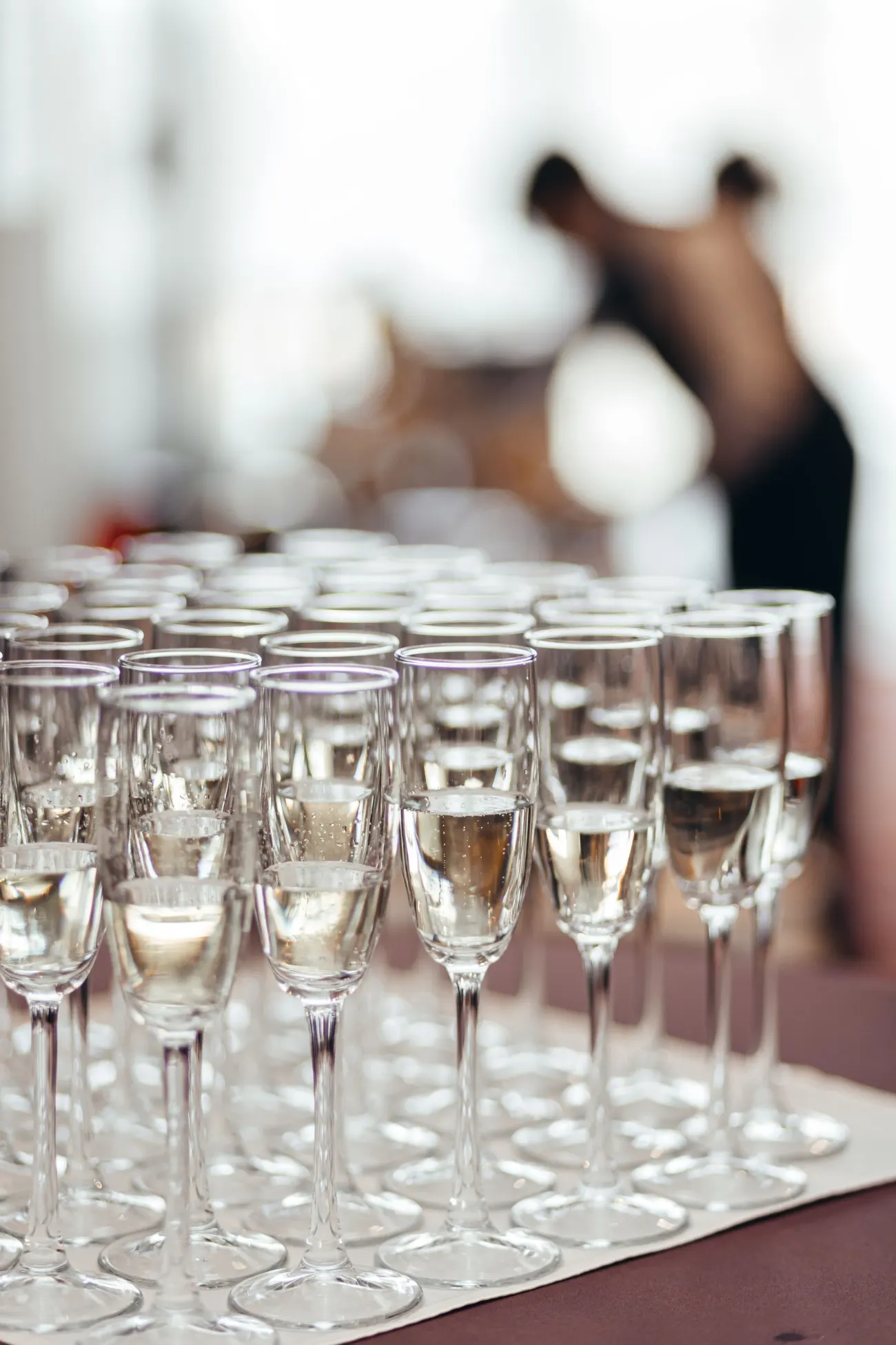 Coupes de champagne alignées avant l’arrivée des invités