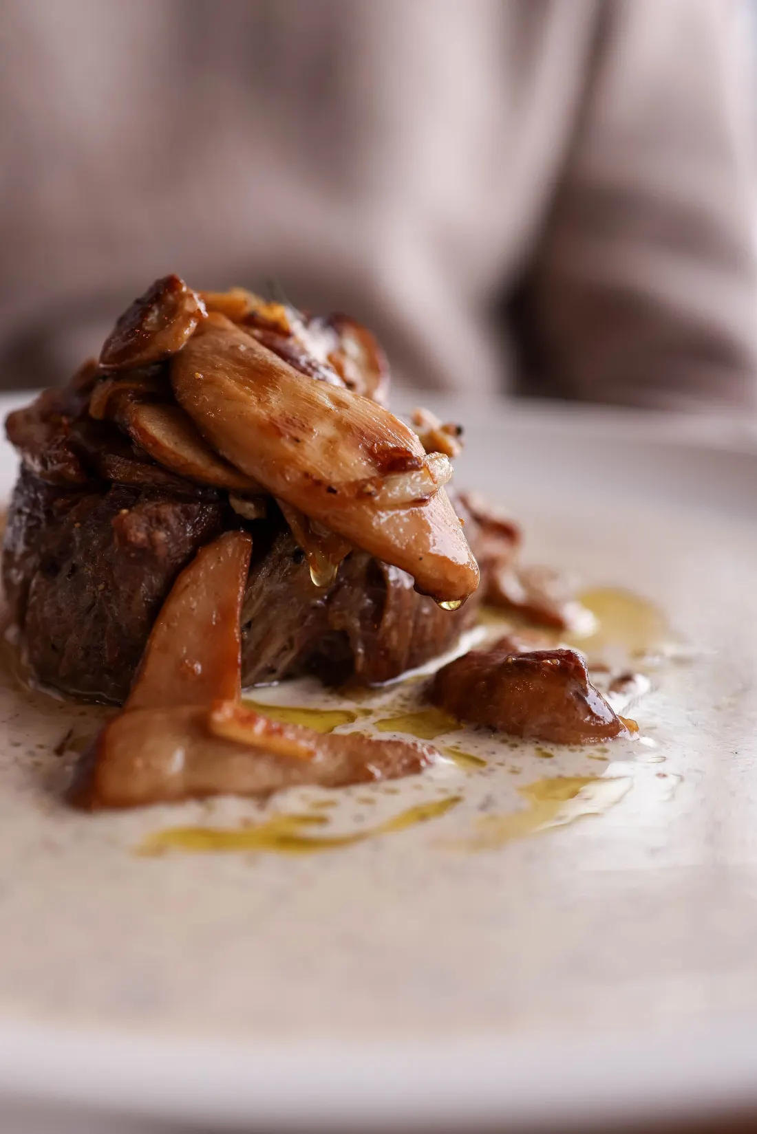 Filet de bœuf nappé d’un jus corsé et couronné de champignons