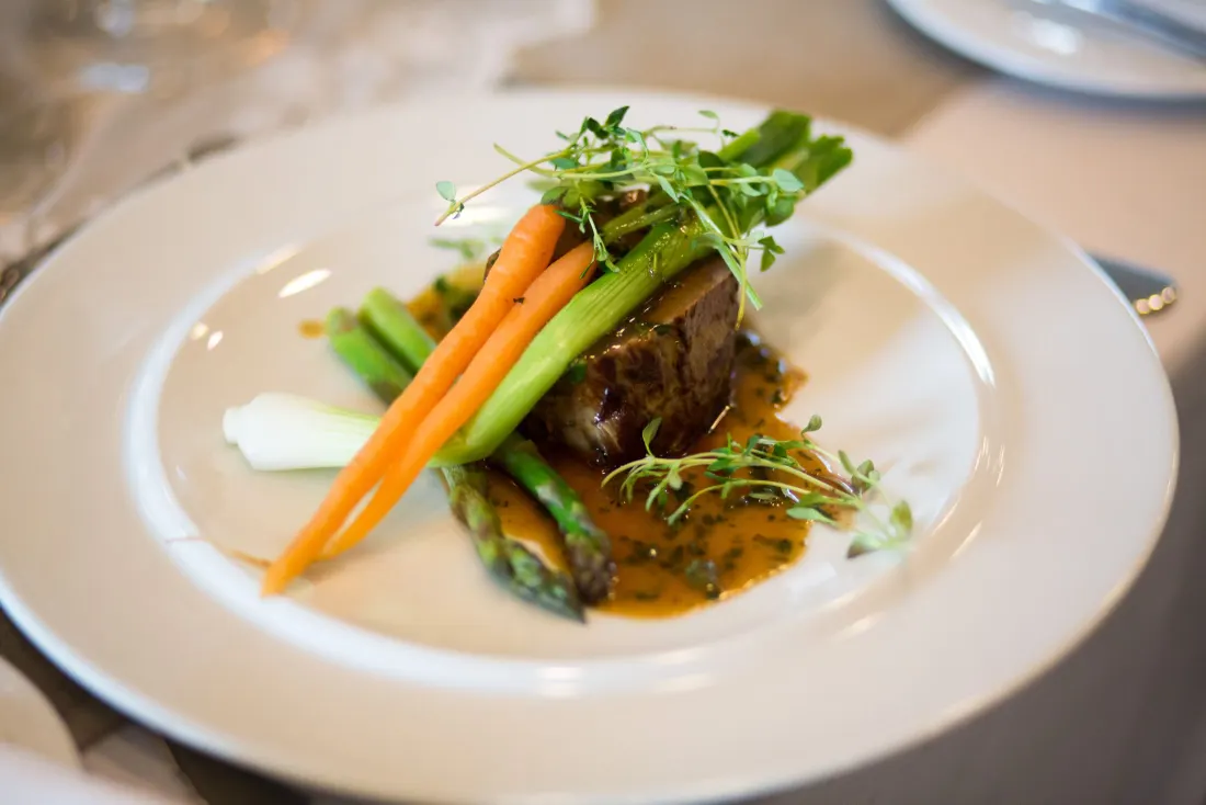 Filet de bœuf accompagné de légumes de saison et d’un jus corsé