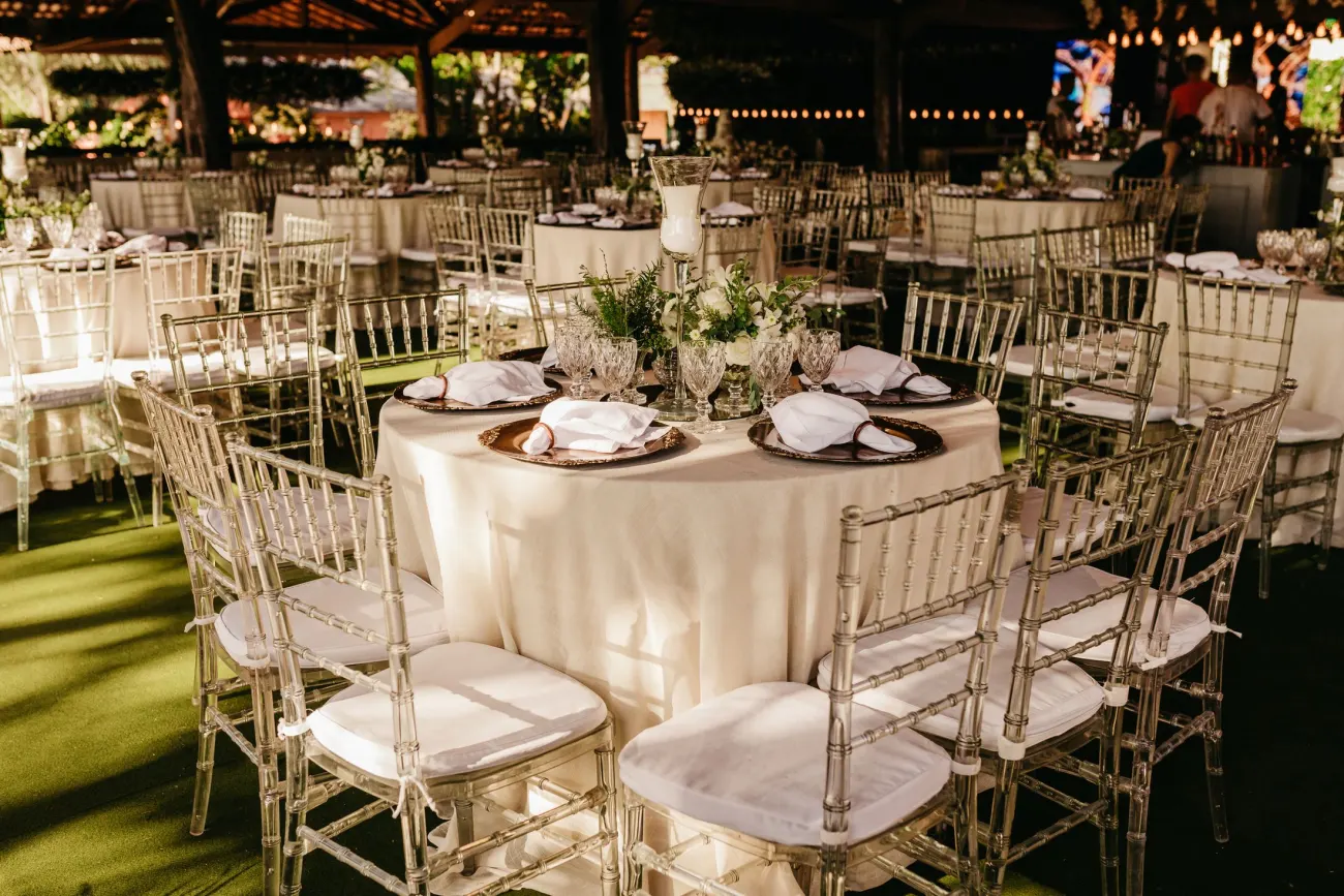 Longue table de mariage dressée en extérieur