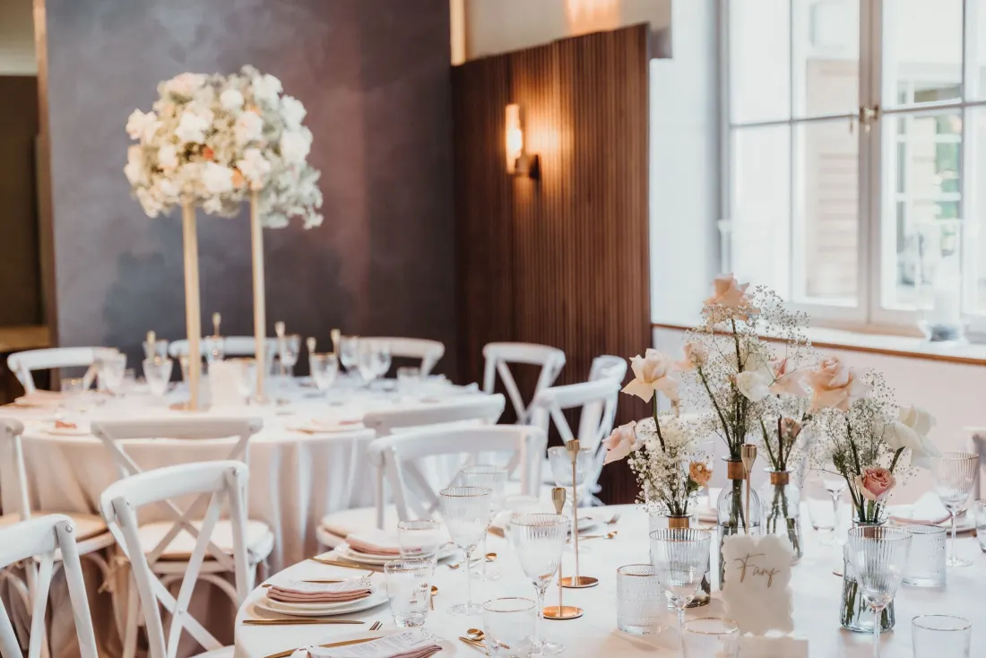 Table de mariage blanche avec orchidées et verrerie fine