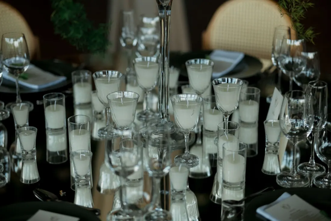 Verres en cristal alignés sur une table avant l’arrivée des invités
